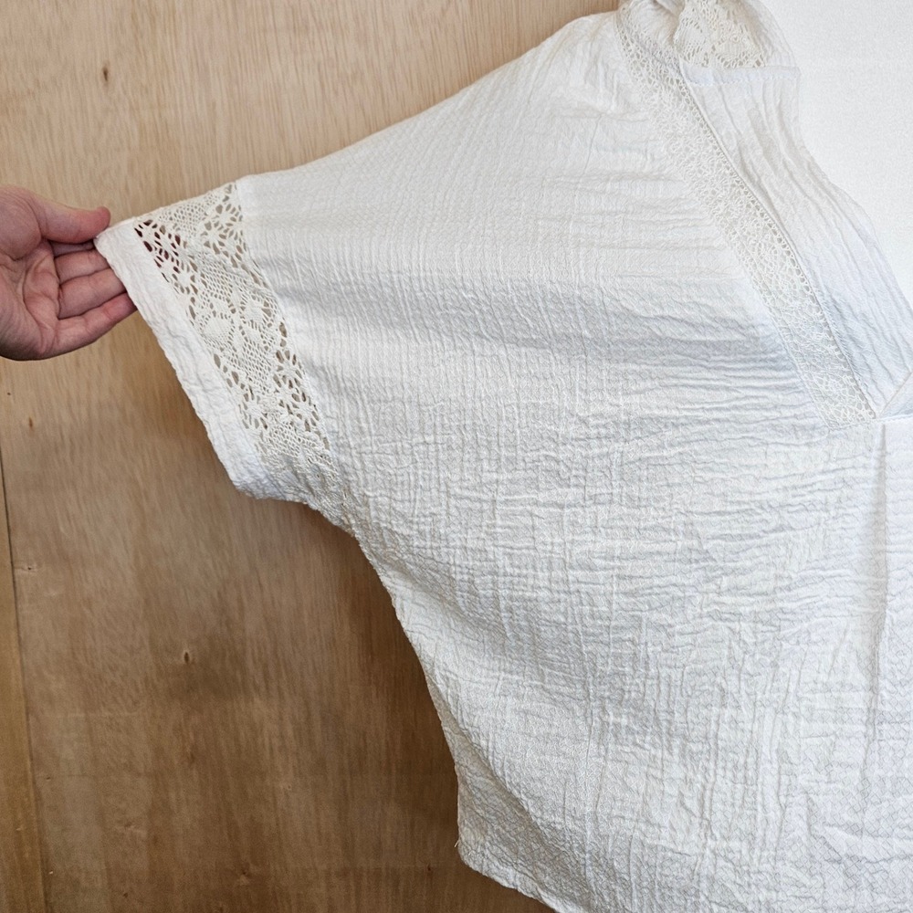 Millibon USA White Short Sleeve V-Neck With Hood Crochet Lace Detail‎ Size Small - Picture 4 of 8